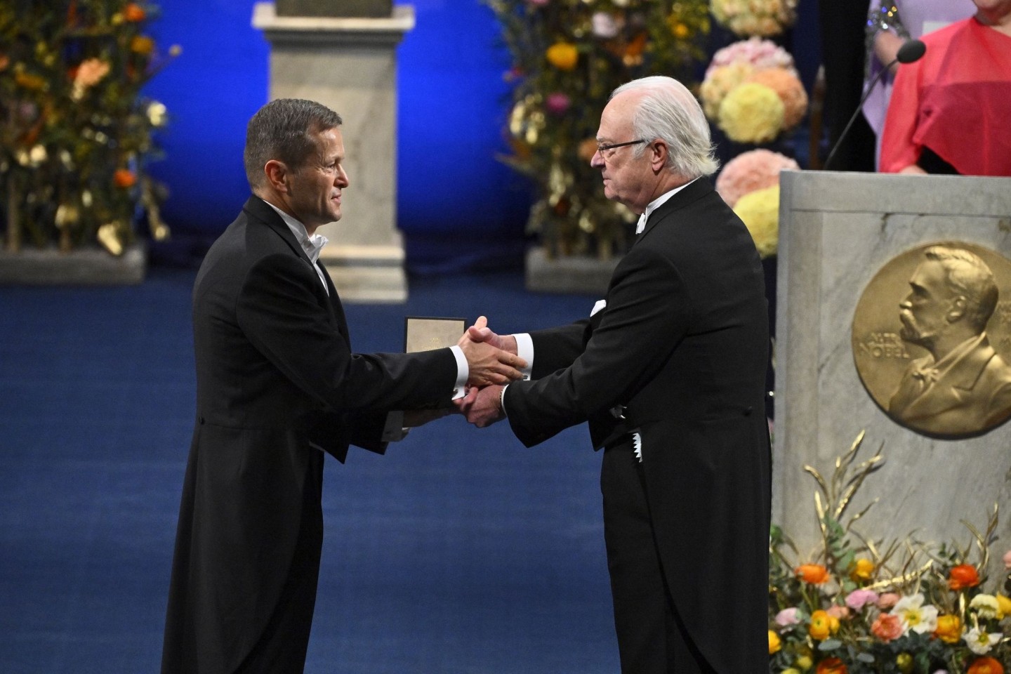 Ferenc Krausz (l) bekommt den Nobelpreis für Physik 2023 von Schwedens König Carl XVI. Gustaf in Stockholm.