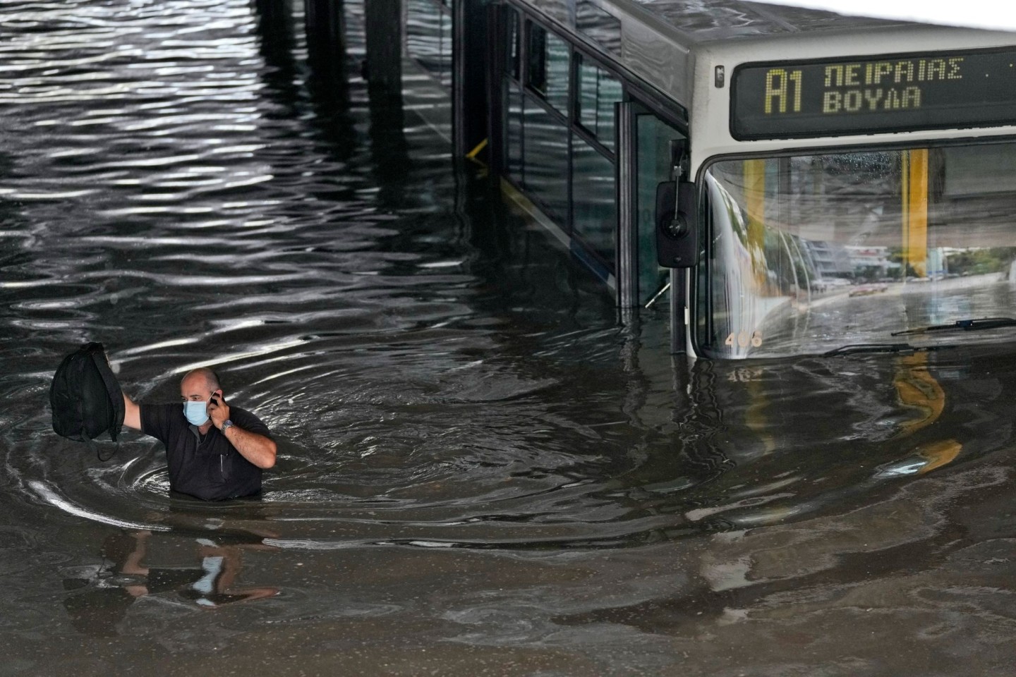 Ein Bus in Athen versinkt halb im Wasser.