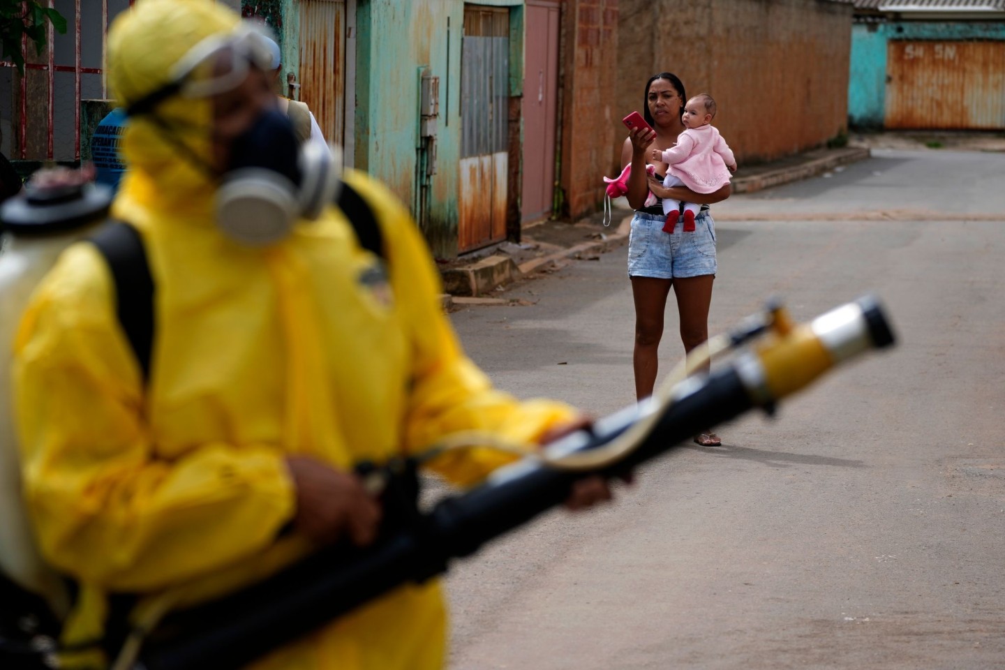 Ein Mitarbeiter des Gesundheitswesens räuchert ein Viertel in Brasilia gegen die Mücken aus.