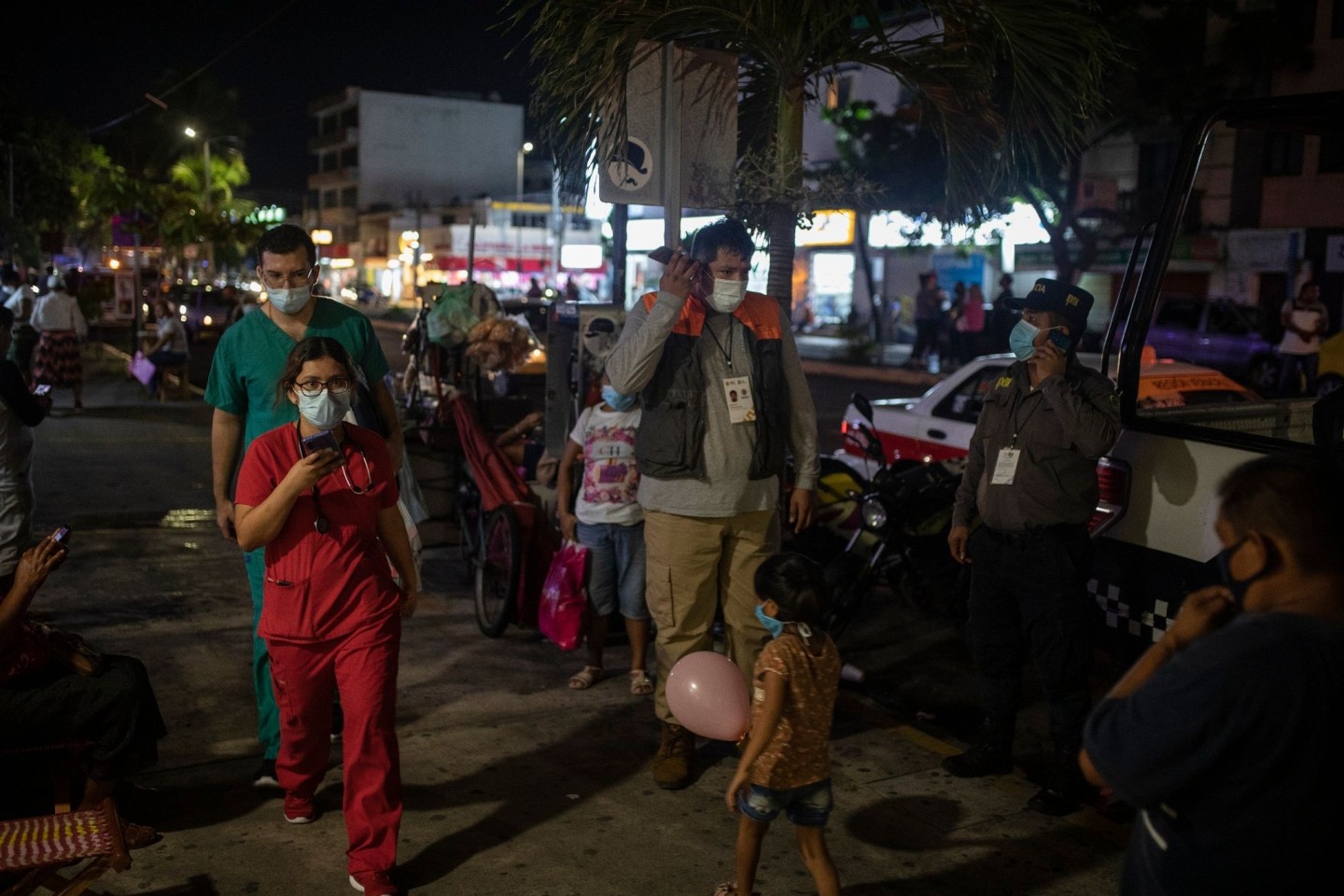 Mitarbeiter des Gesundheitswesens stehen nach dem starken Erdbeben vor dem Veracruz General Hospital.
