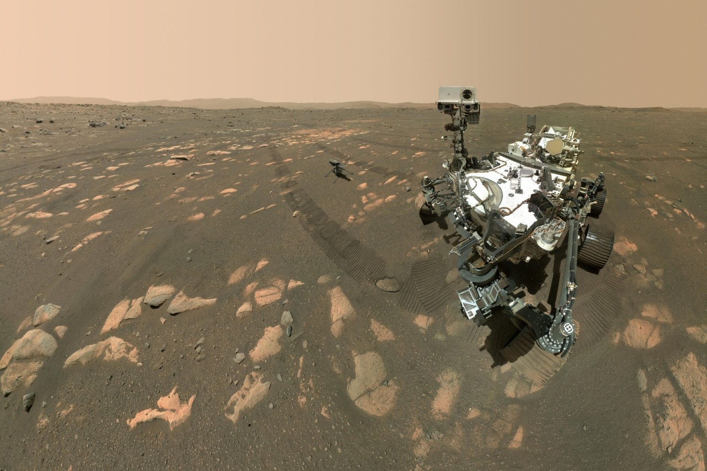 US-Rover «Perseverance» (r) neben dem Mini-Hubschrauber «Ingenuity» (M) auf dem Mars. Die Nasa unterstützt besondere Projekte, um den Weltraum weiter zu erkunden.