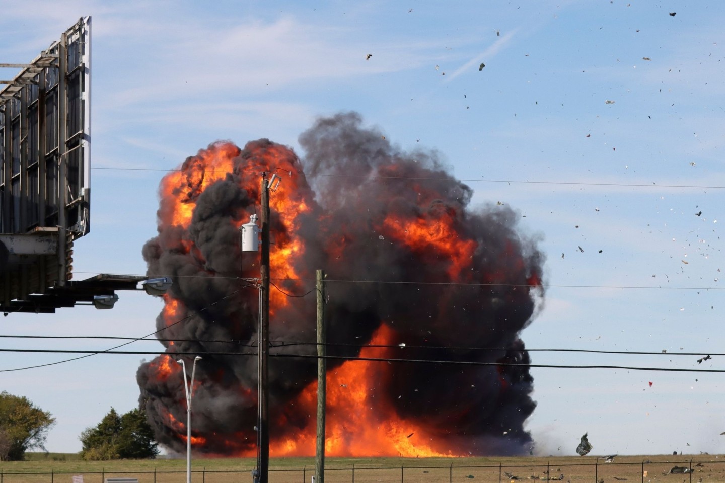 Ein historisches Militärflugzeug stürzte in Dallas nach einer Kollision mit einem anderen Flugzeug ab.