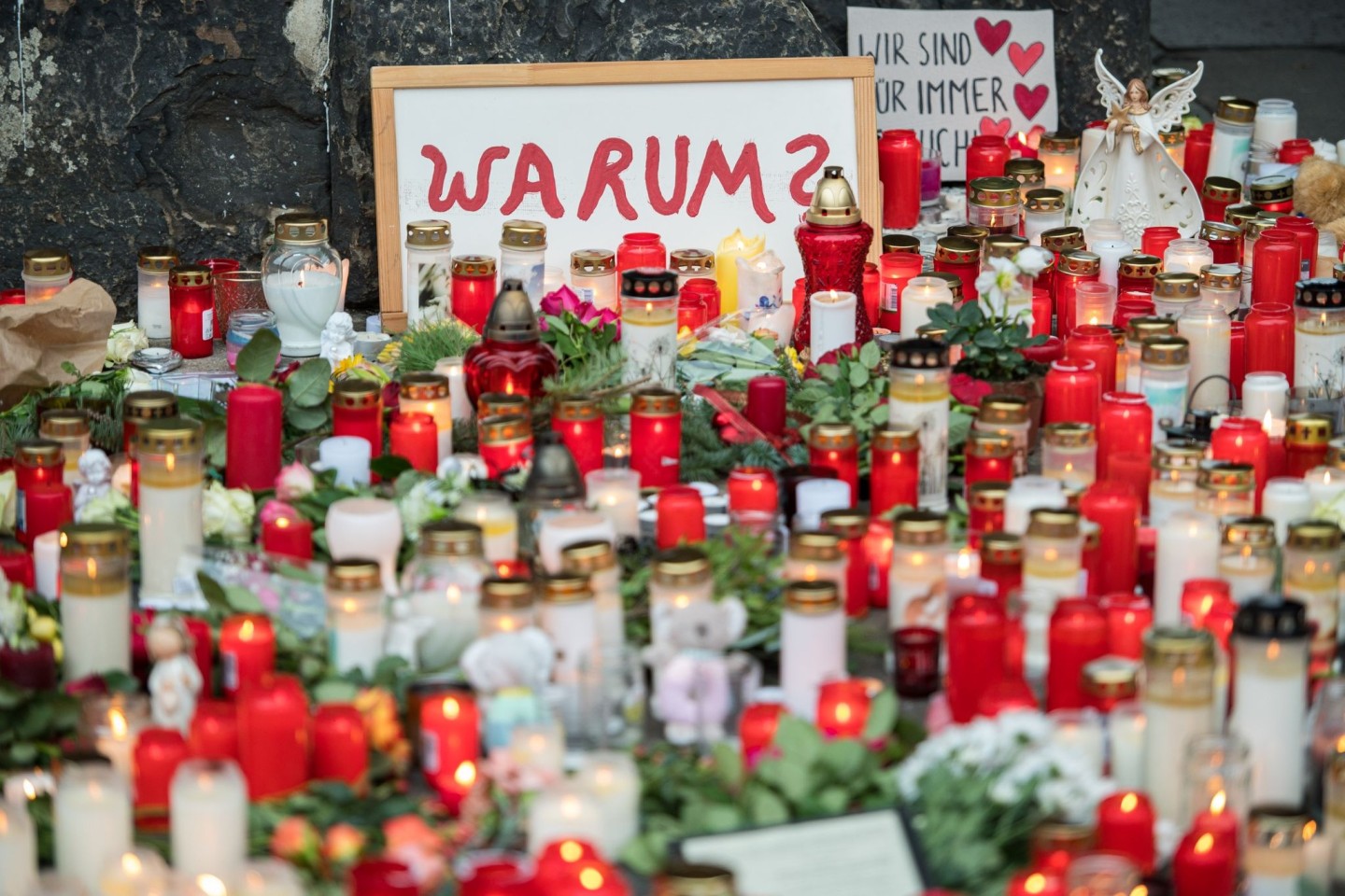 Vor der Porta Nigra haben Menschen im Dezember 2020 zum Gedenken an die Opfer der Amokfahrt Kerzen aufgestellt.
