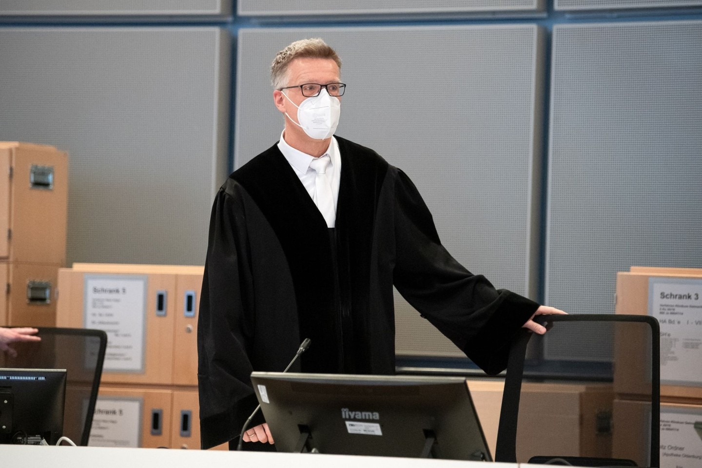 Der Richter Sebastian Bührmann im Gerichtssaal in Oldenburg.