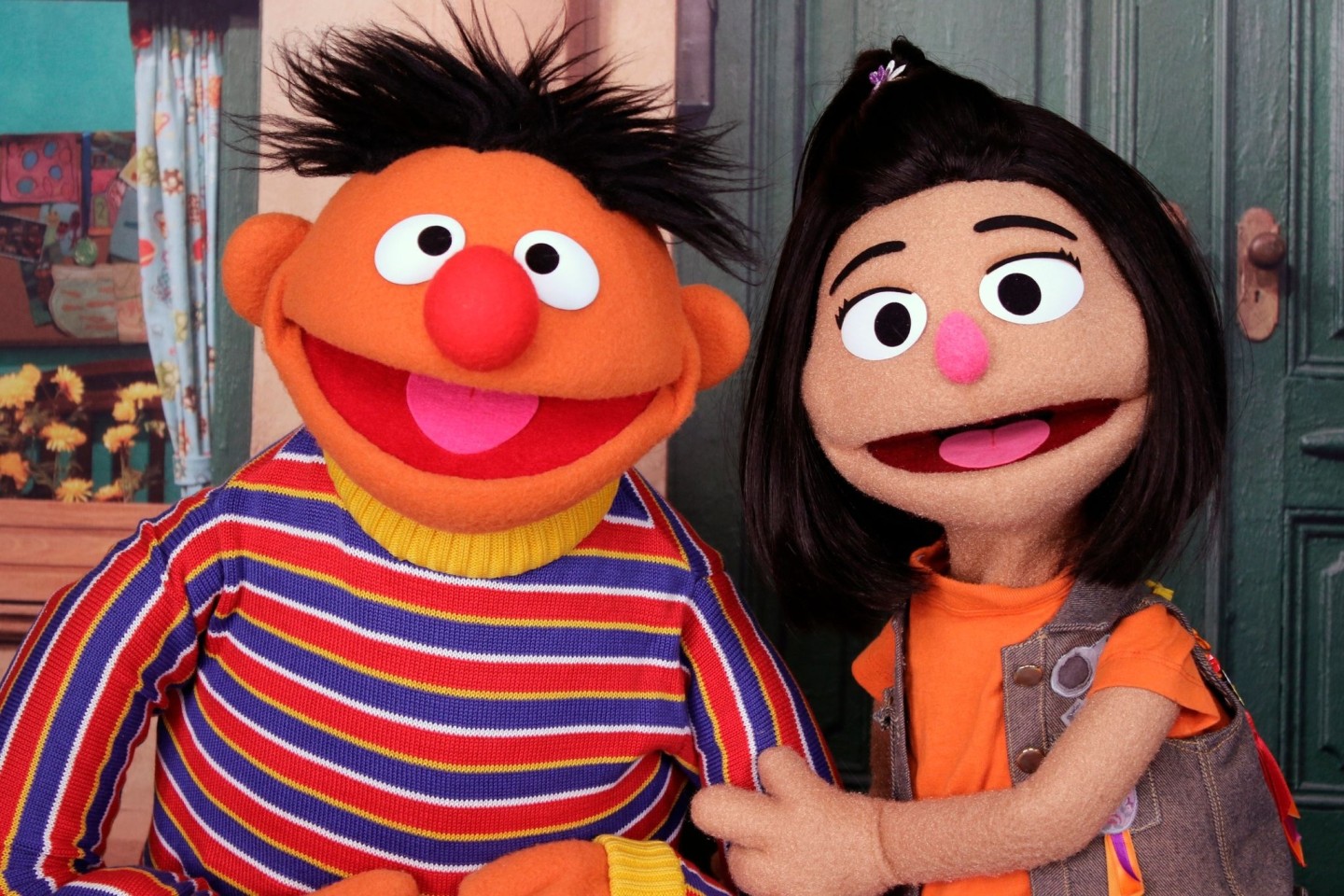 Ernie, ein Muppet aus der beliebten Kinderserie «Sesamstraße», mit der neuen Figur Ji-Young, dem ersten asiatisch-amerikanischen Muppet.