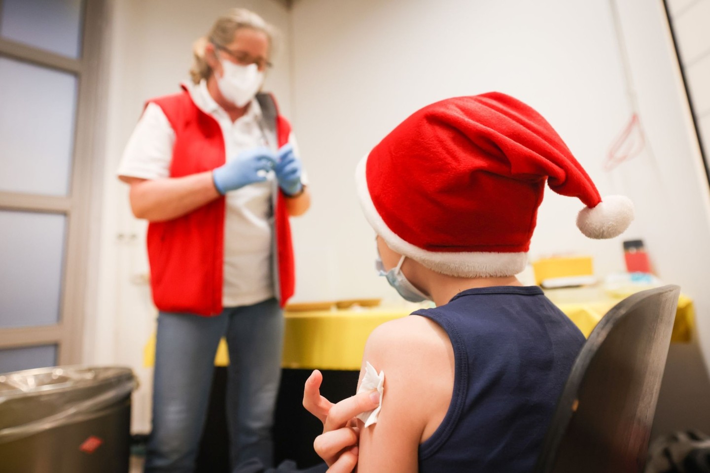 Weihnachtliche Stimmung: Ein Junge lässt sich bei einer Impfaktion nahe Hamburg mit dem Impfstoff von Biontech/Pfizer impfen.