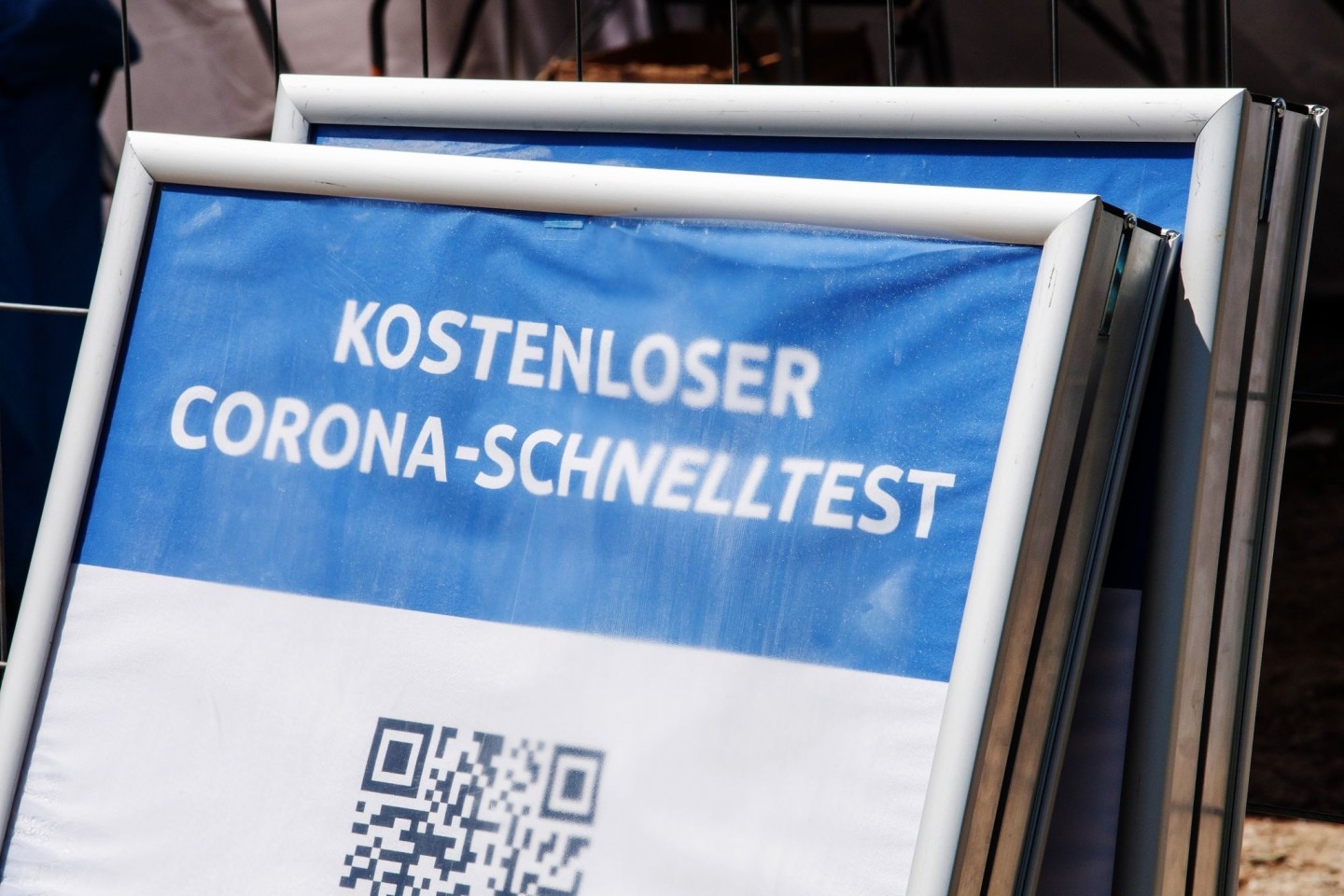 Ein Schild mit der Aufschrift «Kostenloser Corona-Schnelltest» steht vor einem Testzentrum in München. Die Sieben-Tage-Inzidenz in Deutschland ist laut RKI den zweiten Tag in Folge gestie...