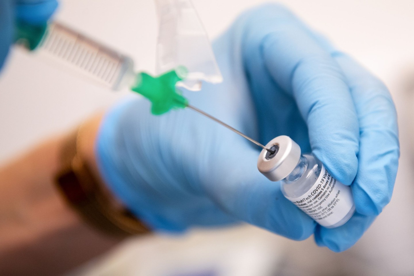 Eine Klinik-Mitarbeiterin zieht den Covid-19 Impfstoff von Biontech/Pfizer für eine Impfung auf eine Spritze. (Archivbild)