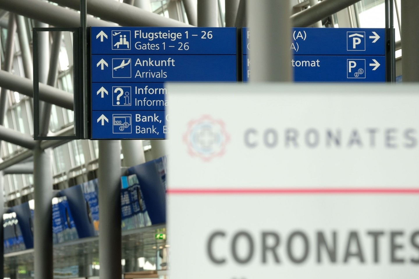 Ein Schild mit der Aufschrift «Coronatest» im Terminal des Flughafens Leipzig-Halle.