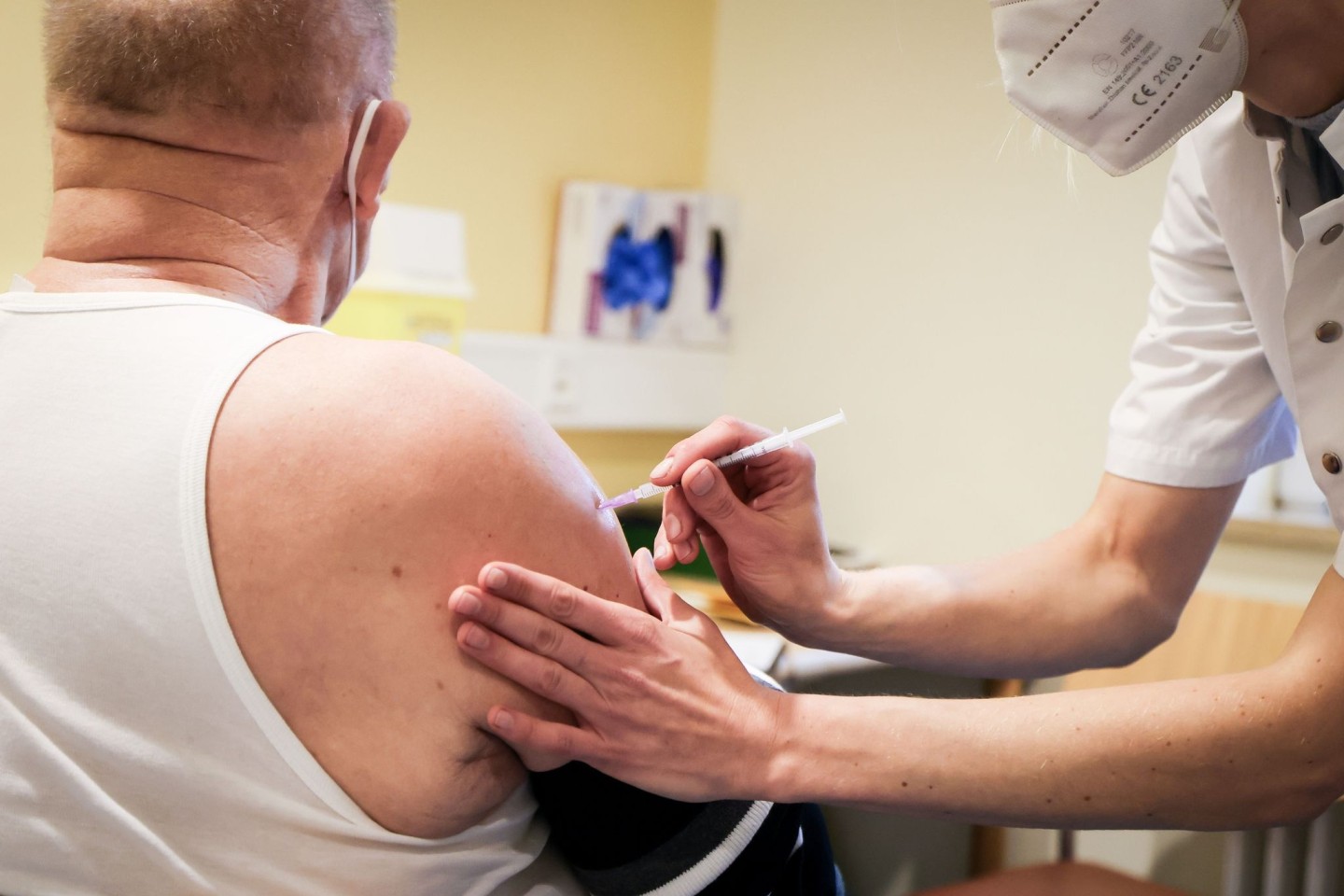 Ein älterer Mann bekommt seine Auffrischungsimpfung im Corona-Impfzentrum im Asklepios Klinikum Harburg.