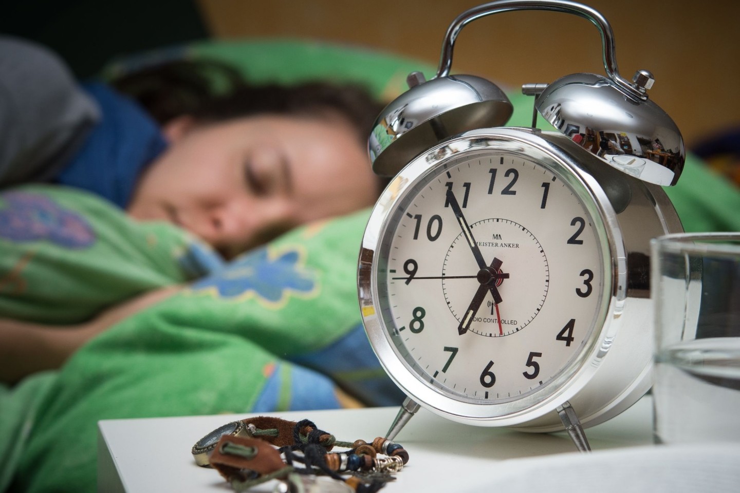 Eine neue Studie zeigt: Sieben Stunden Nachtruhe sind die ideale Schlafdauer für Menschen mittleren und hohen Alters.
