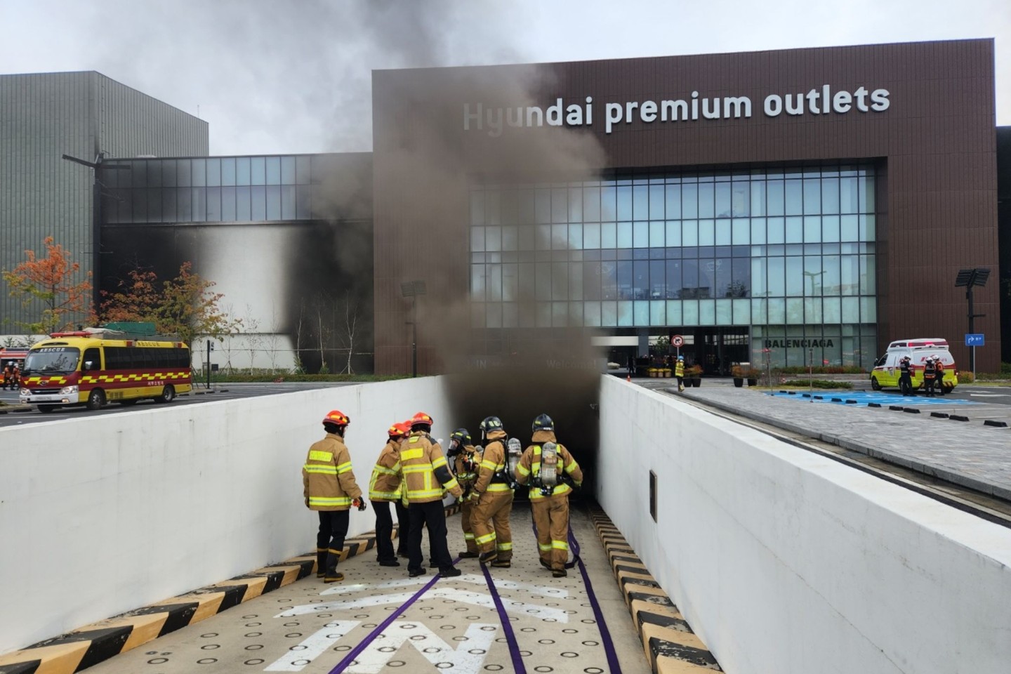 Feuerwehrleute bekämpfen ein Feuer in einem Einkaufszentrum im südkoraenischen Daejeon.