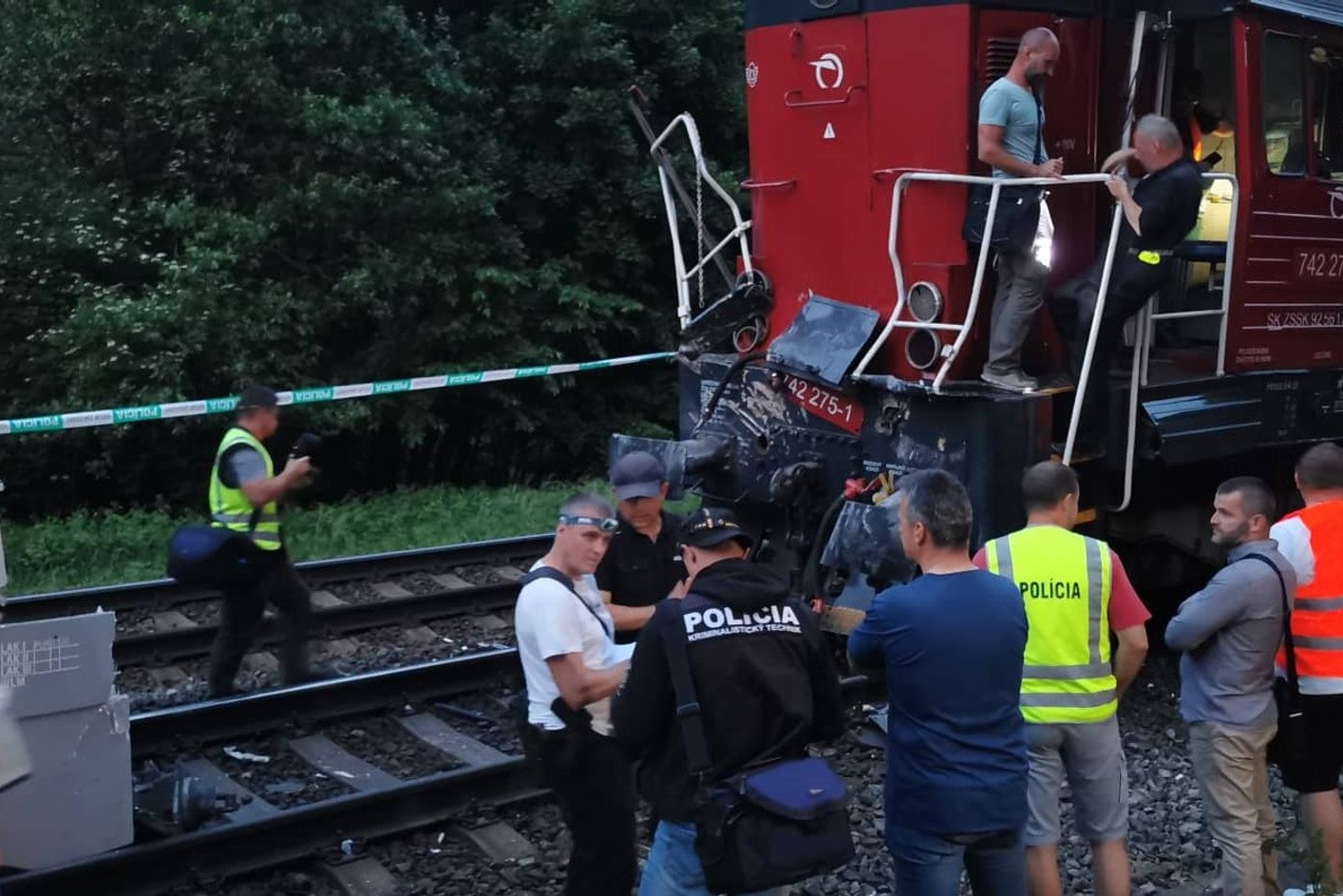Polizisten stehen am Ort des Zugunglücks. Beim Zusammenstoß eines Personenzuges mit einer Lokomotive sind in der Slowakei viele Menschen verletzt worden.