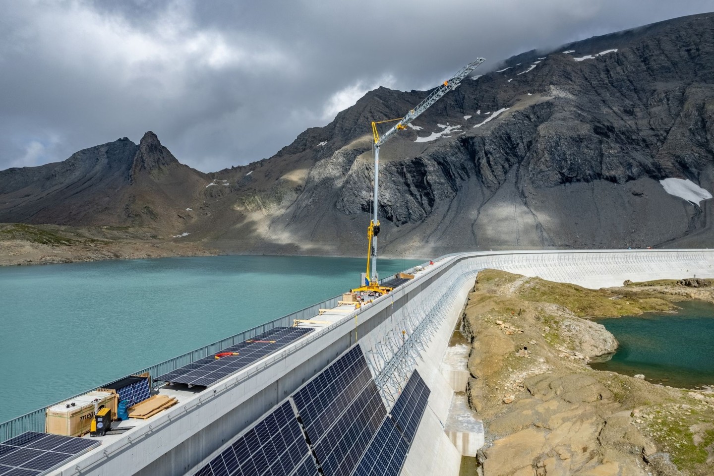 Bau einer alpinen Solaranlage an der Muttsee-Staumauer.