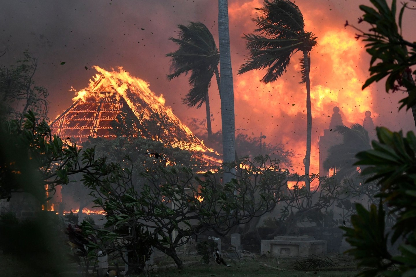 Die Halle der Waiola Church in Lahaina und die nahe gelegene Lahaina Hongwanji Mission auf Maui stehen in Flammen.