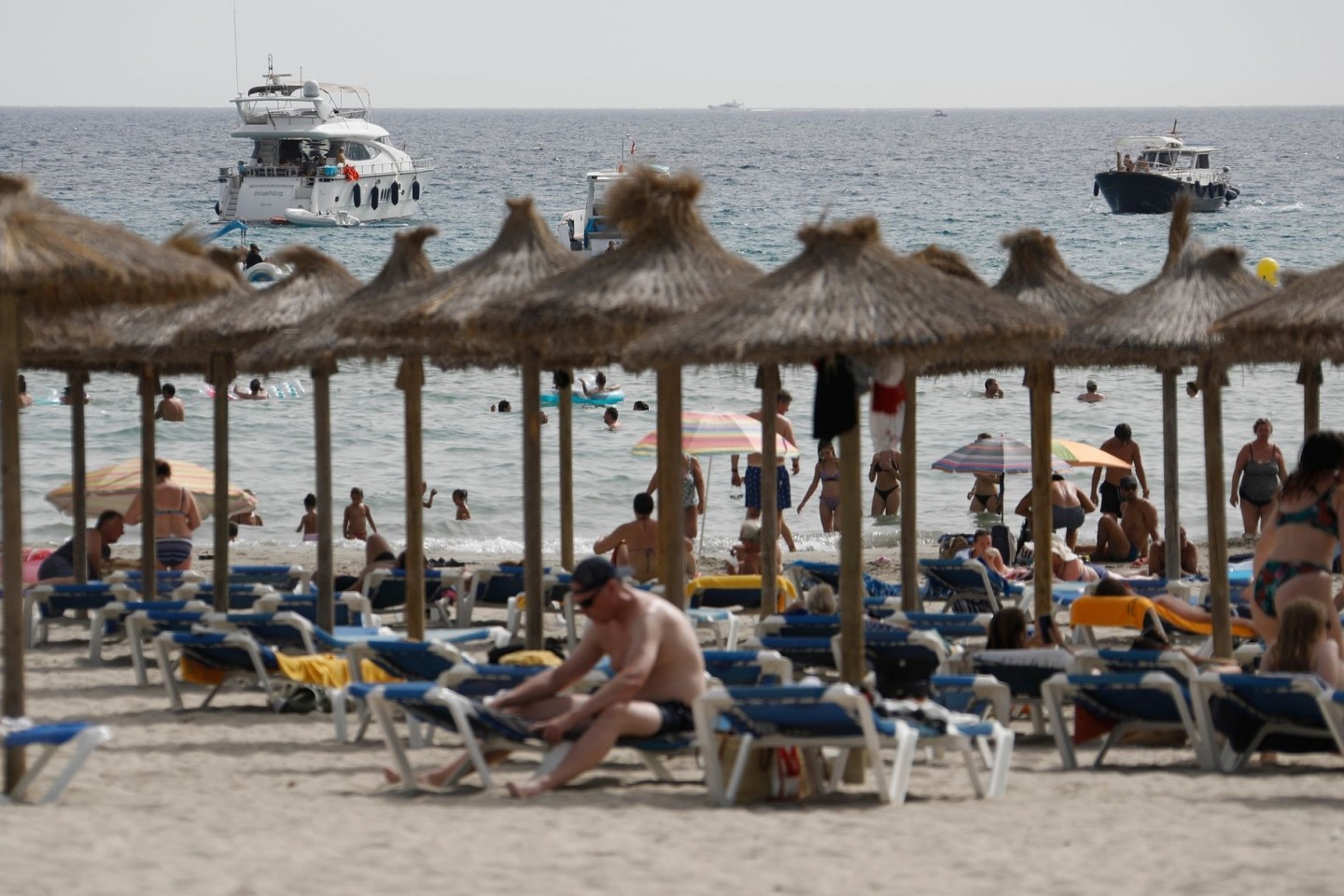 Touristen am Strand von Paguera. Spanien und die Niederlande sind seit Mitternacht als Corona-Hochinzidenzgebiete eingestuft.