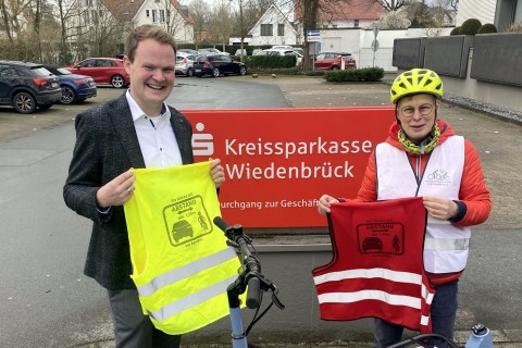 Mit Warnwesten für Jung und Alt mehr Sicherheit im Straßenverkehr in Rheda-Wiedenbrück