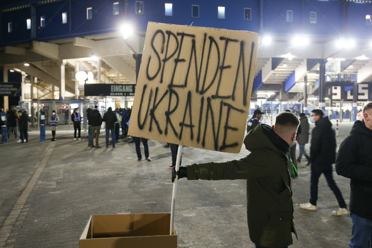 «Spenden Ukraine» vor einem Fußballstadion: Die Bereitschaft zu Spenden für die Ukraine ist groß.