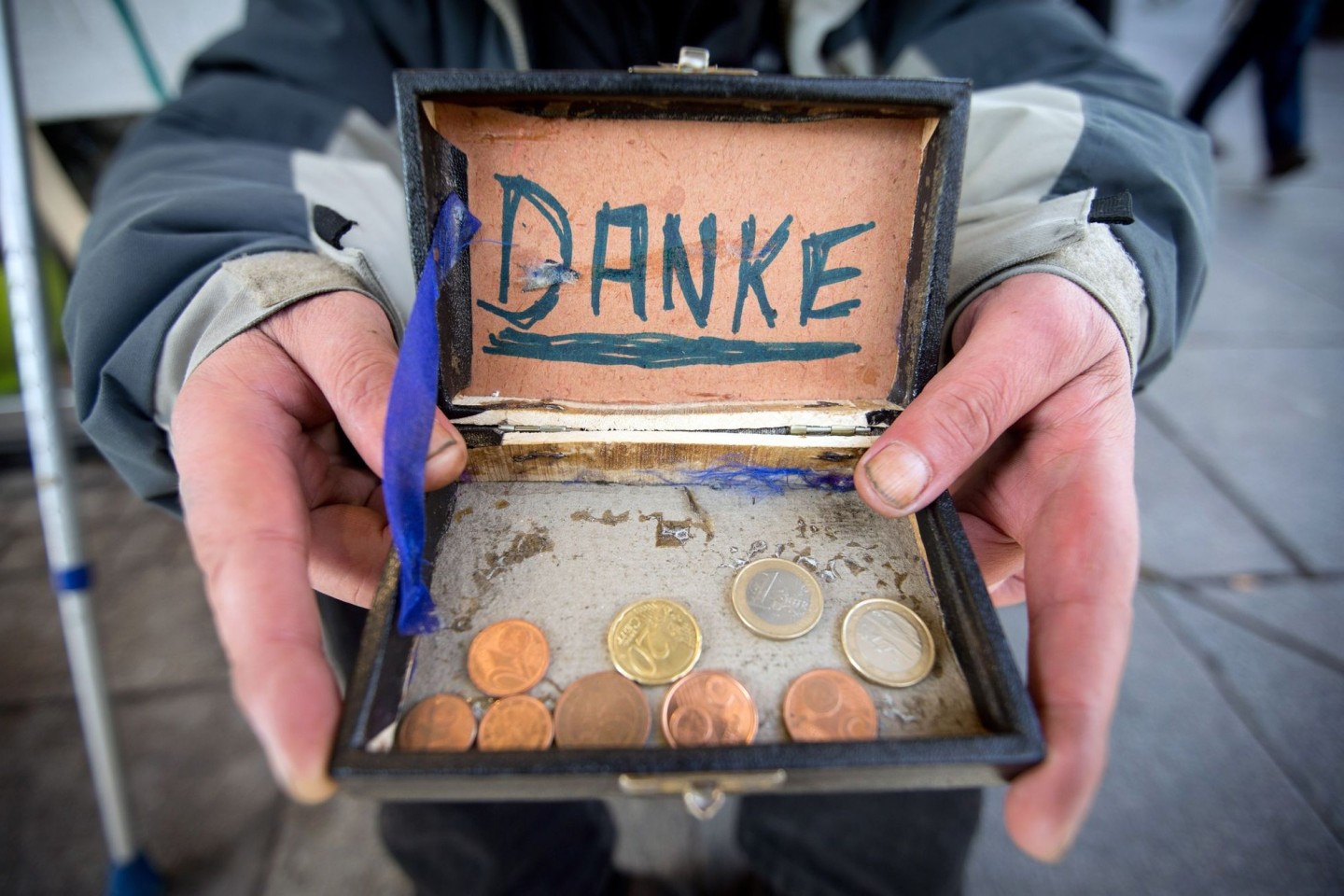Viele Menschen in Deutschland unterstützen andere, die in Not geraten sind, mit einer Geldspende.