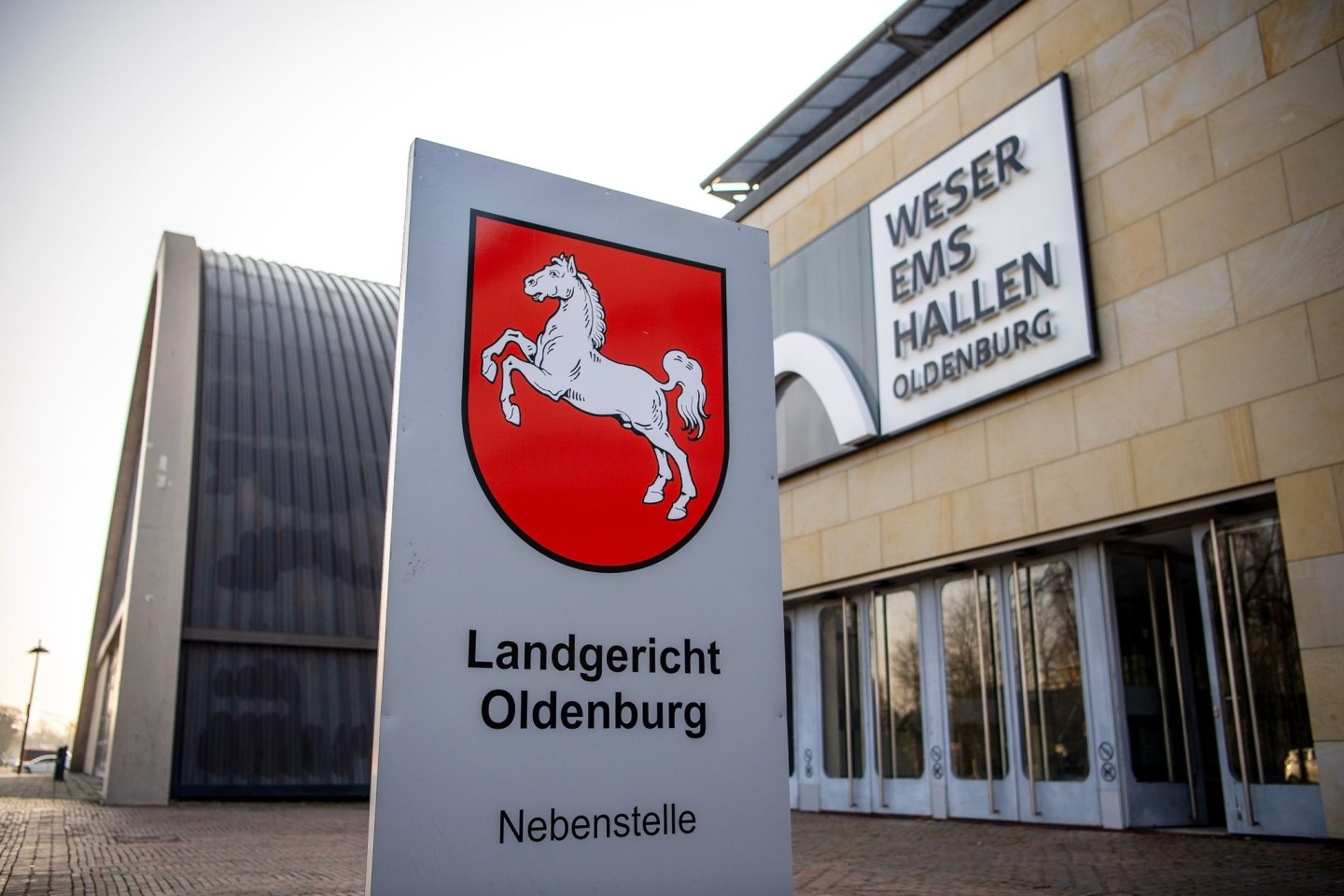 In den Weser-Ems-Hallen in Oldenburg findet aus Platzgründen der Prozess gegen frühere Vorgesetzte des ehemaligen Krankenpflegers Högel statt.