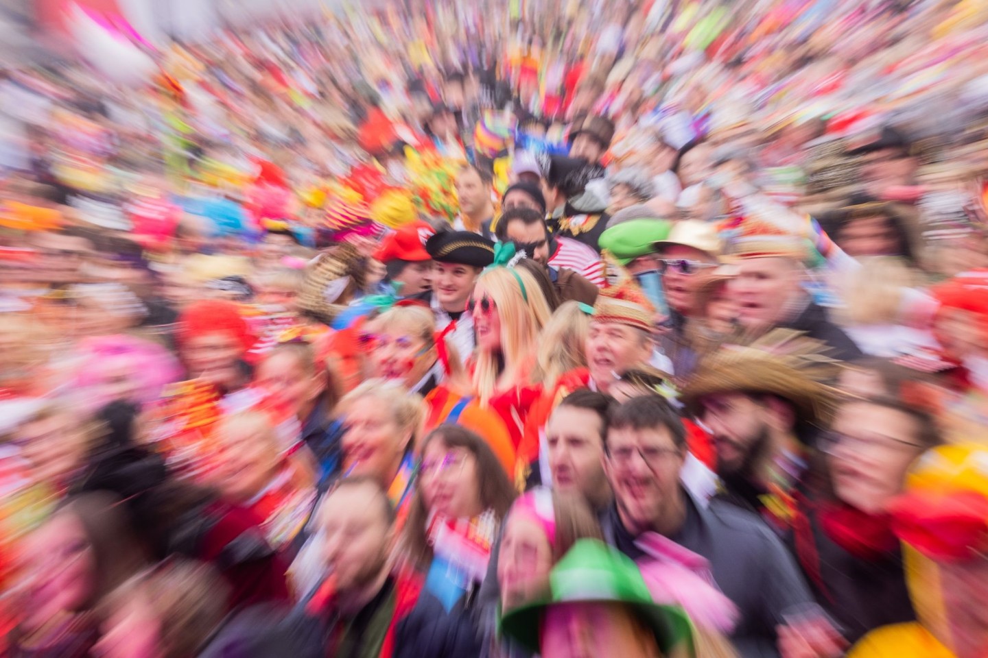 Jecken feiern den Auftakt der Karnevalssession in Köln.