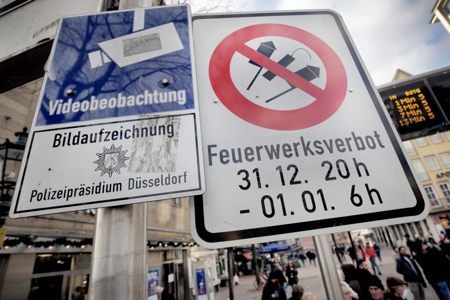 Hinweisschilder auf Videoüberwachung und Böllerverbot in Düsseldorf.