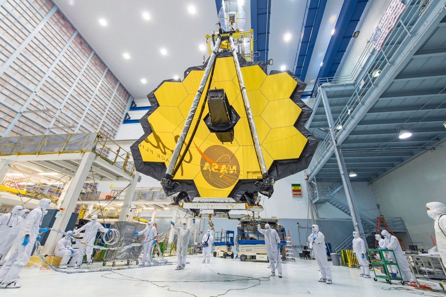 Dieses von der NASA zur Verfügung gestellte Foto zeigt Techniker, die die Spiegelbaugruppe des «James Webb»-Teleskops im Goddard Space Flight Center der NASA anheben.