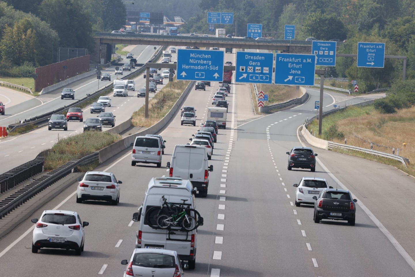 Viele Fahrzeuge sind auf der Autobahn 9 am Hermsdorfer Kreuz unterwegs.