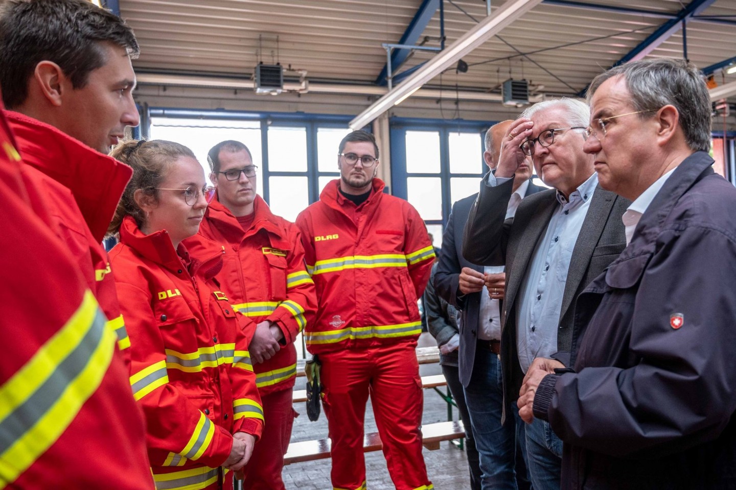 Dank «im Namen aller Deutschen»: Bundespräsident Frank-Walter Steinmeier hat gemeinsam mit NRW-Ministerpräsident Armin Laschet Helfer im Hochwassergebiet in NRW besucht.