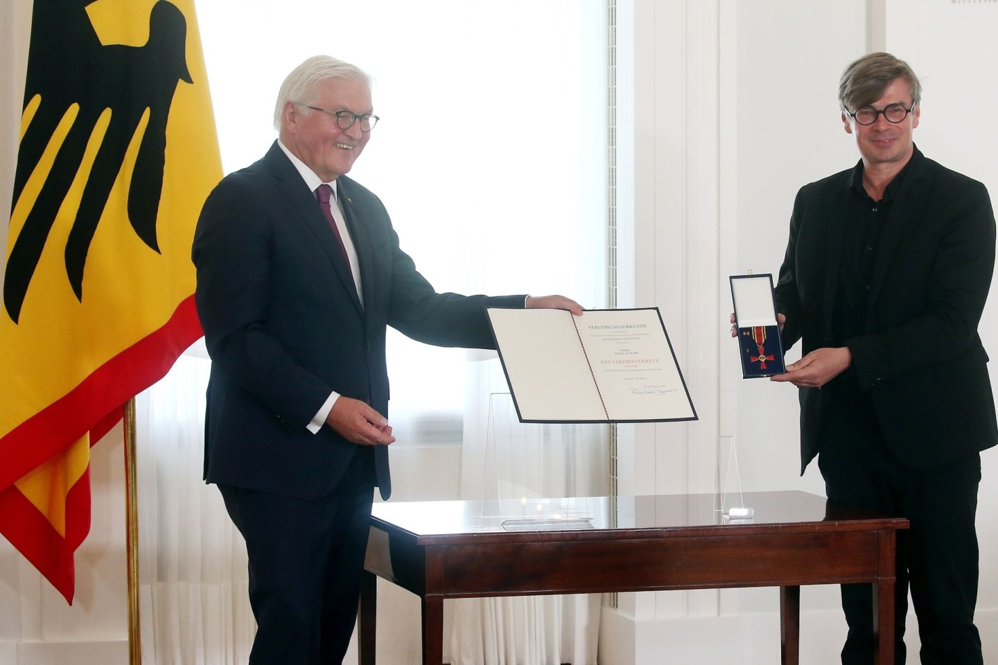 Bundespräsident Frank-Walter Steinmeier verleiht im Schloss Bellevue den Verdienstorden der Bundesrepublik Deutschland.