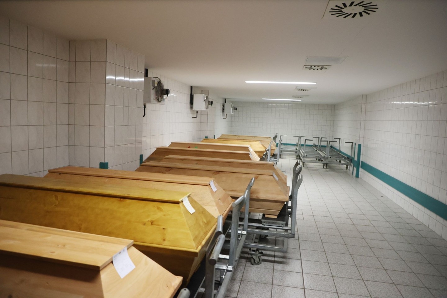 Särge stehen im Kühlhaus des städtischen Krematoriums in Erfurt.