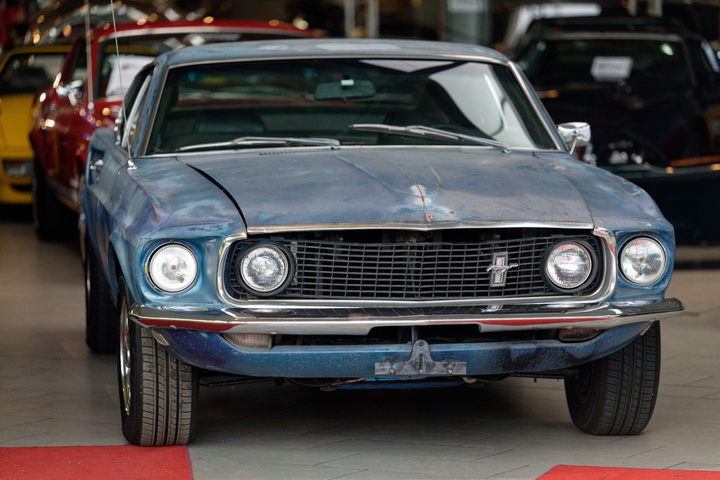 Ein alter Ford Mustang, der dem Schauspieler Steve McQueen gehört haben soll, steht in der Verkaufshalle des Oldtimerhändlers 