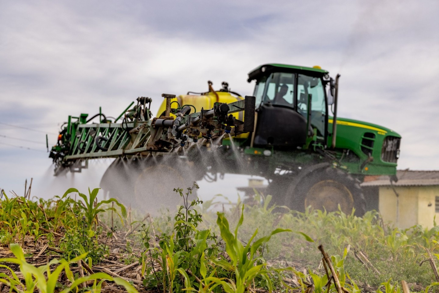 Düngemittel-Einsatz in der Landwirtschaft. Die weltweiten Ammoniak-Emmissionen gehen fast ausschließlich auf den Agrarsektor zurück.