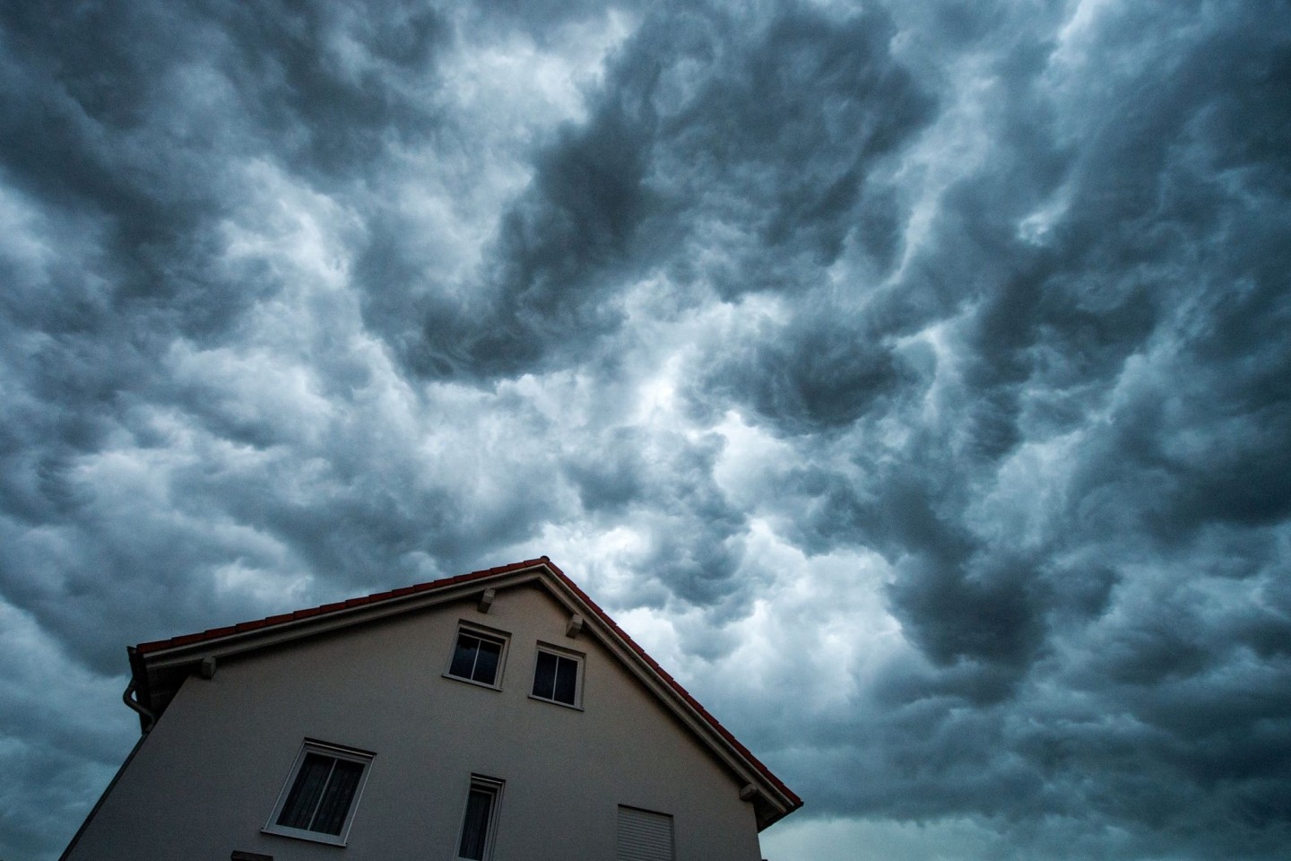 Gewitterwolken über einem Wohnhaus.