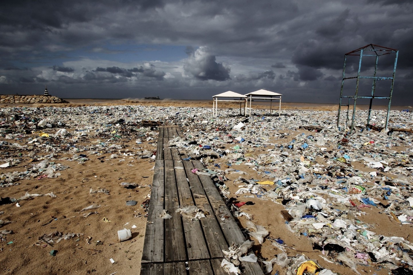 Plastikmüll liegt an einem Strand am Mittelmeer nördlich von Beirut. Der Müll wurde durch stark windiges Wetter hier angeschwemmt.