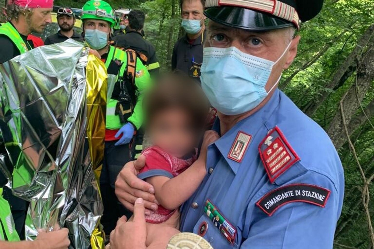 Gut ausgegangen: Ein Carabinieri hält den kleinen 21 Monate alten Jungen im Arm.