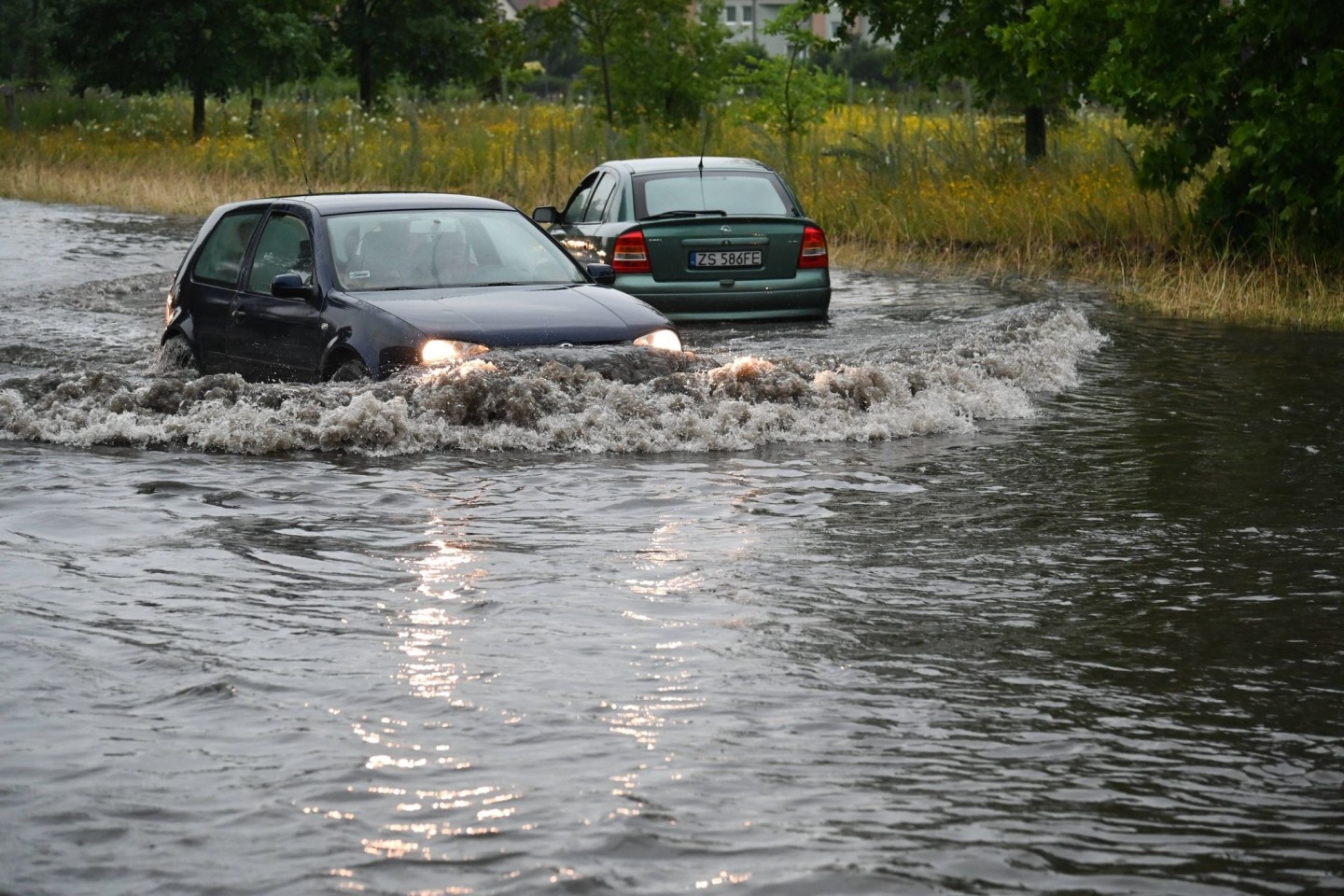 Zwei Autos auf einer überschwemmten Straße in Stettin.