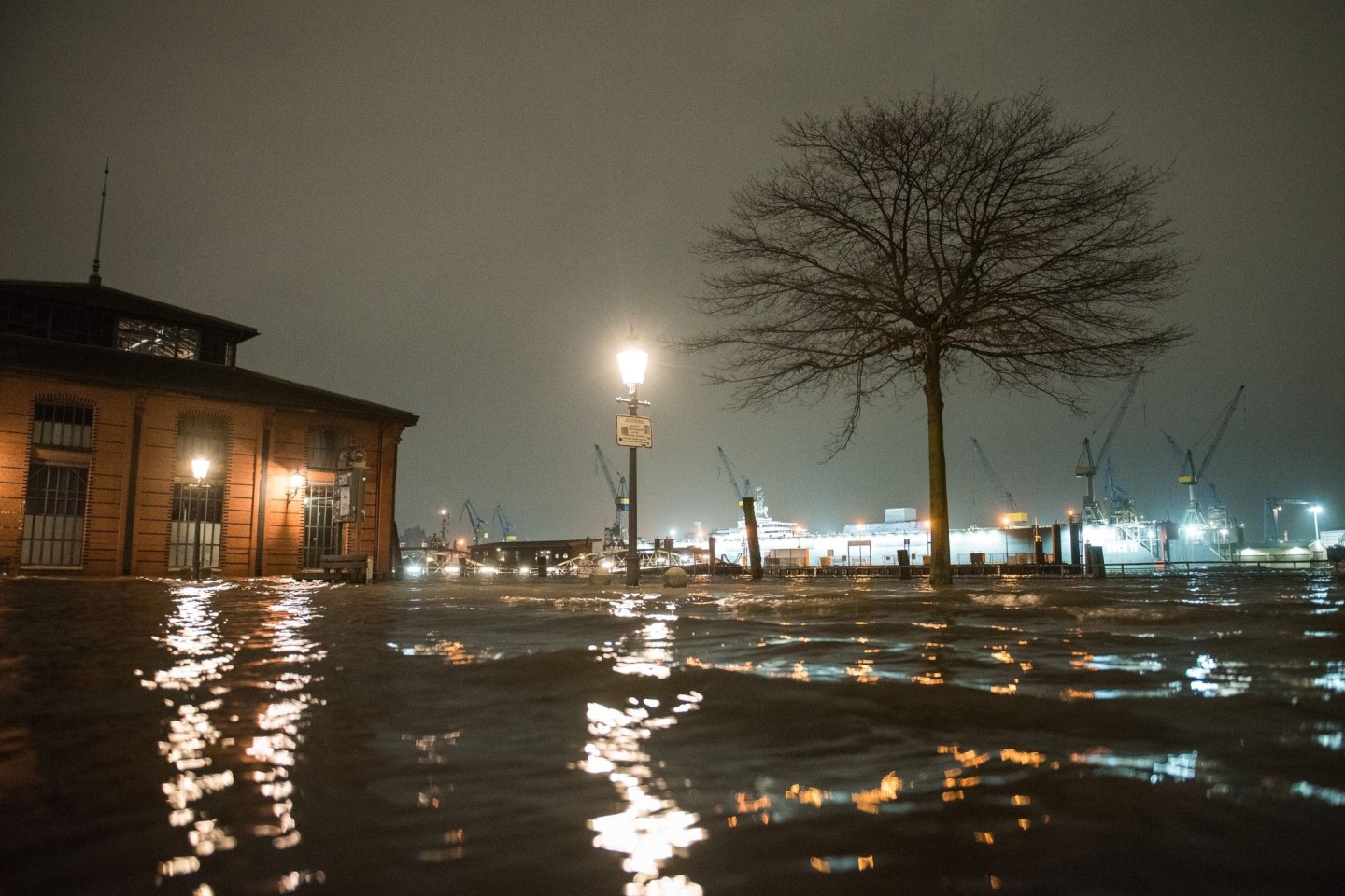 Der Fischmarkt mit der Fischauktionshalle steht erneut während des Hochwassers der Elbe unter Wasser.
