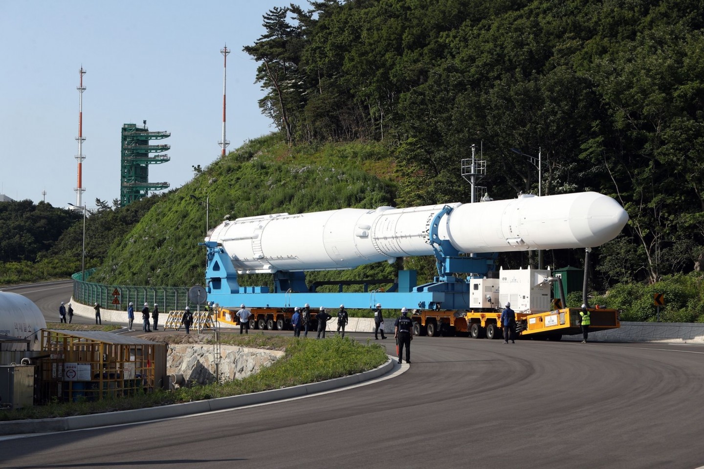 Das zusammengebaute Modell von Südkoreas selbst entwickelter Rakete Nuri wird zur Startplattform des Naro-Raumfahrtzentrums in Goheung transportiert.