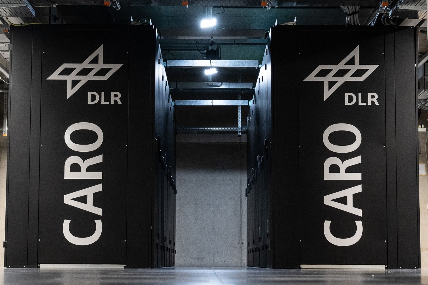 Blick auf den Supercomputer CARO des Deutschen Zentrums für Luft- und Raumfahrt (DLR). Das Computersystem soll unter anderem für die numerische Simulation künftiger Flugzeuge oder Windkra...