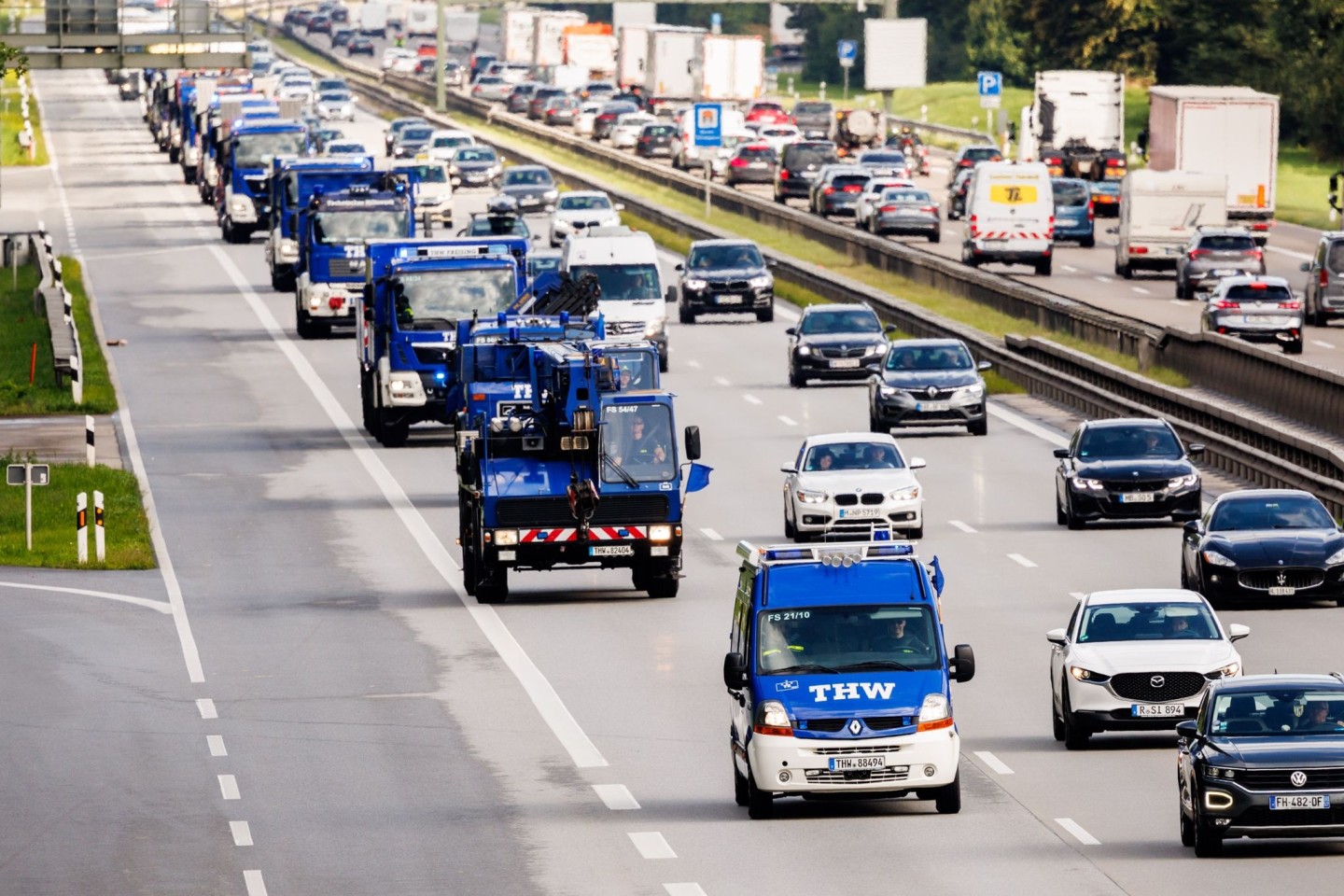 Fahrzeuge verschiedener bayerischer Ortsverbände des THW fahren mit Materialien zum Brückenbau über die Autobahn 8 in Richtung Slowenien.