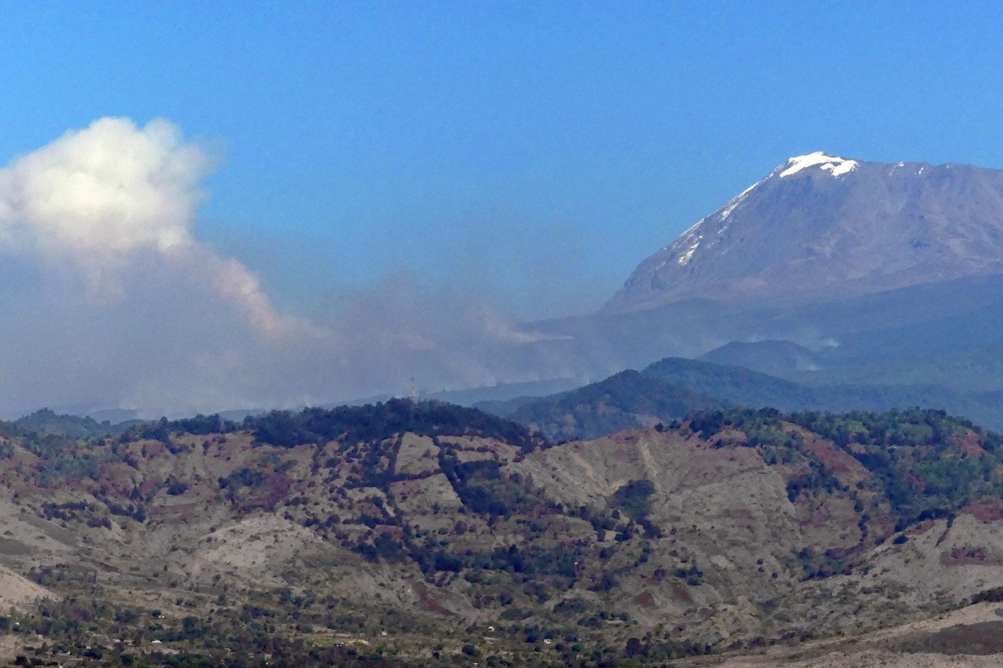 Auf dem Kilimandscharo ist ein Feuer ausgebrochen. Hier zu sehen: Ein Brand des Berges im Jahr 2020.