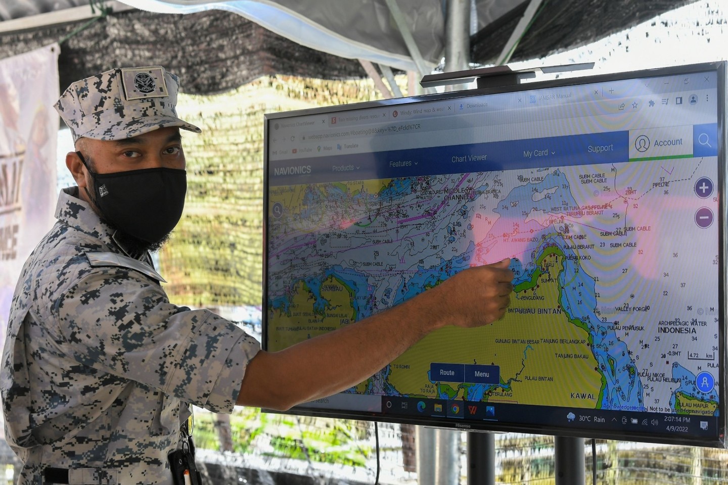 Maritime Commander Khairul Nizam Misran zeigt den Fundort der vermissten Taucher.