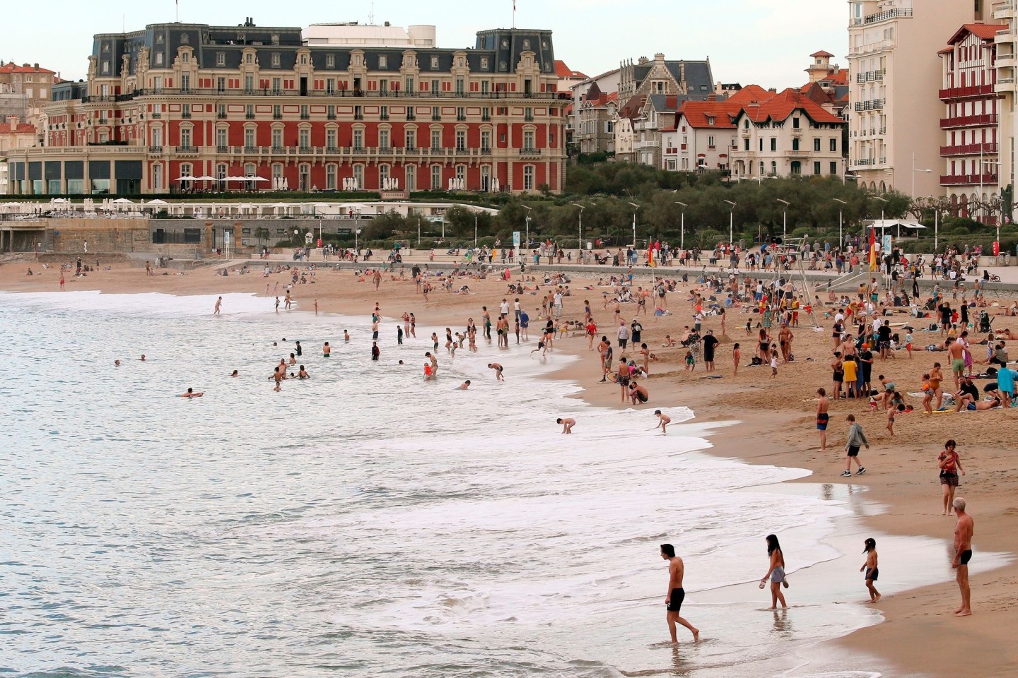 Menschen baden im Meer - Biarritz Ende Oktober.