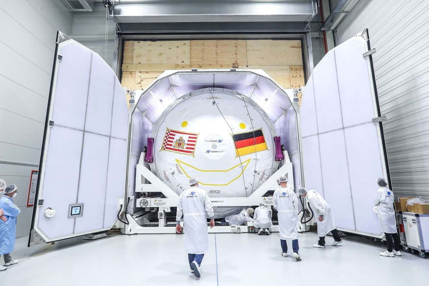 Aus der Fabrik in Bremen geht die Raketenstufe der ArianeGroup in einer übergroßen Transportkiste via Seetransport nach Südamerika.