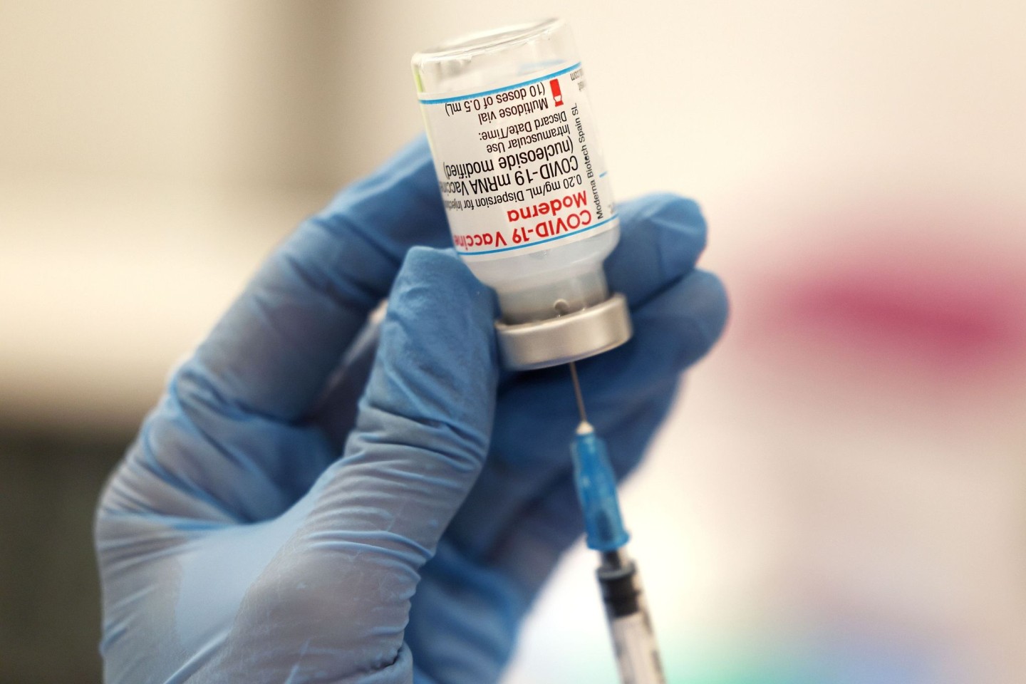 Eine zweifache Corona-Impfung mit dem Vakzin des US-Herstellers Moderna sorgt Labordaten zufolge für eine schwächere Abwehrreaktion des Körpers gegen die neue Omikron-Variante.