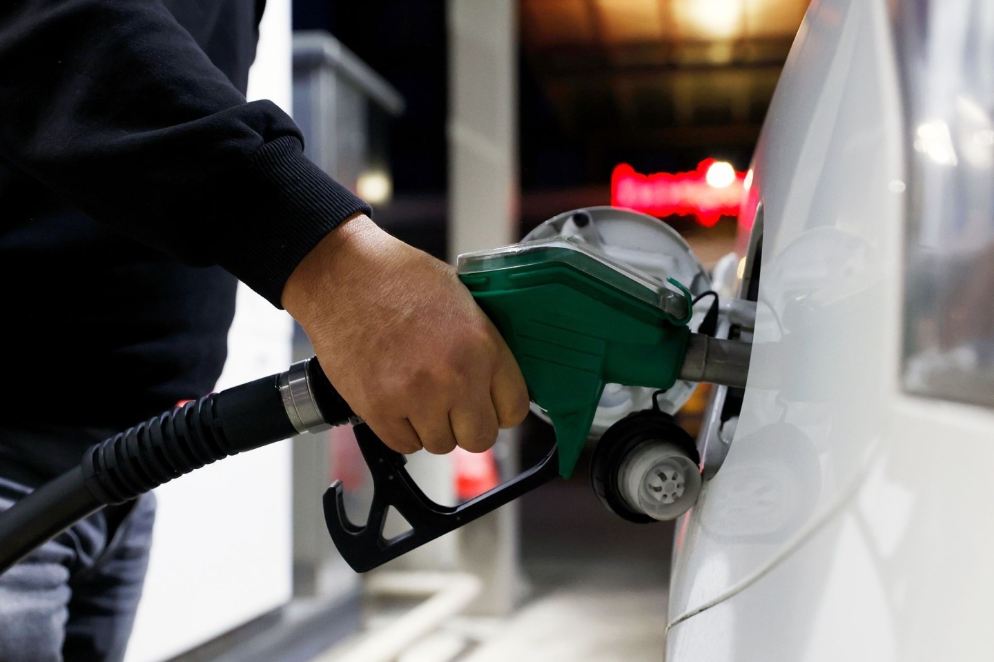 Ein Mann füllt an einer Berliner Tankstelle sein Fahrzeug mit Benzin.