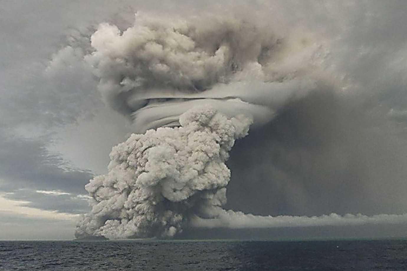 Über dem Vulkan Hunga Ha'apai in Tonga steigt eine große Asche-, Dampf- und Gaswolke bis in eine Höhe von 18-20 km über dem Meeresspiegel auf.