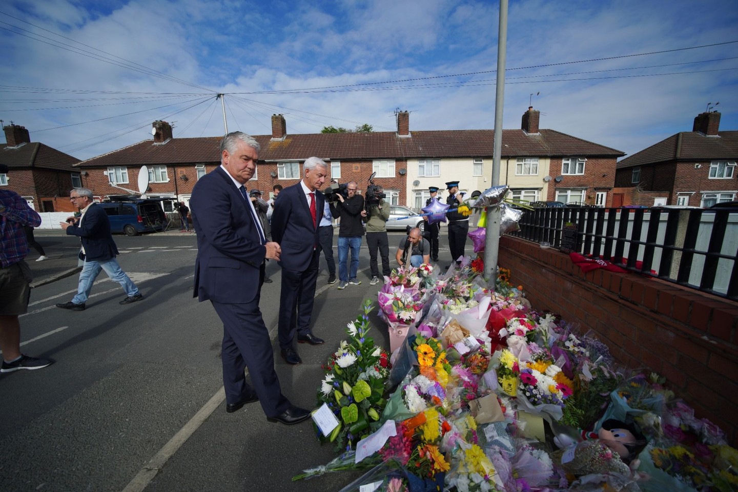 Ian Rush (r), Botschafter des FC Liverpool, und Ian Snodin, Botschafter des FC Everton, besuchen den Tatort nach der Tötung der Neunjährigen.