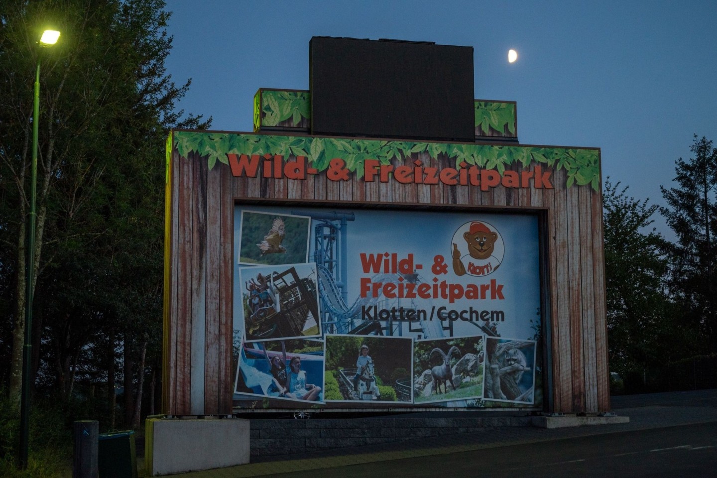 Ein Schild in der Nähe des Eingangs weist auf Ein- und Ausgang des Wild-und Freizeitparks hin. Dort ist eine Frau aus dem Saarland auf einer Achterbahn tödlich verunglückt.